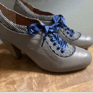 Poetic License gray leather ribbon tie designer shoes…size 9. 41